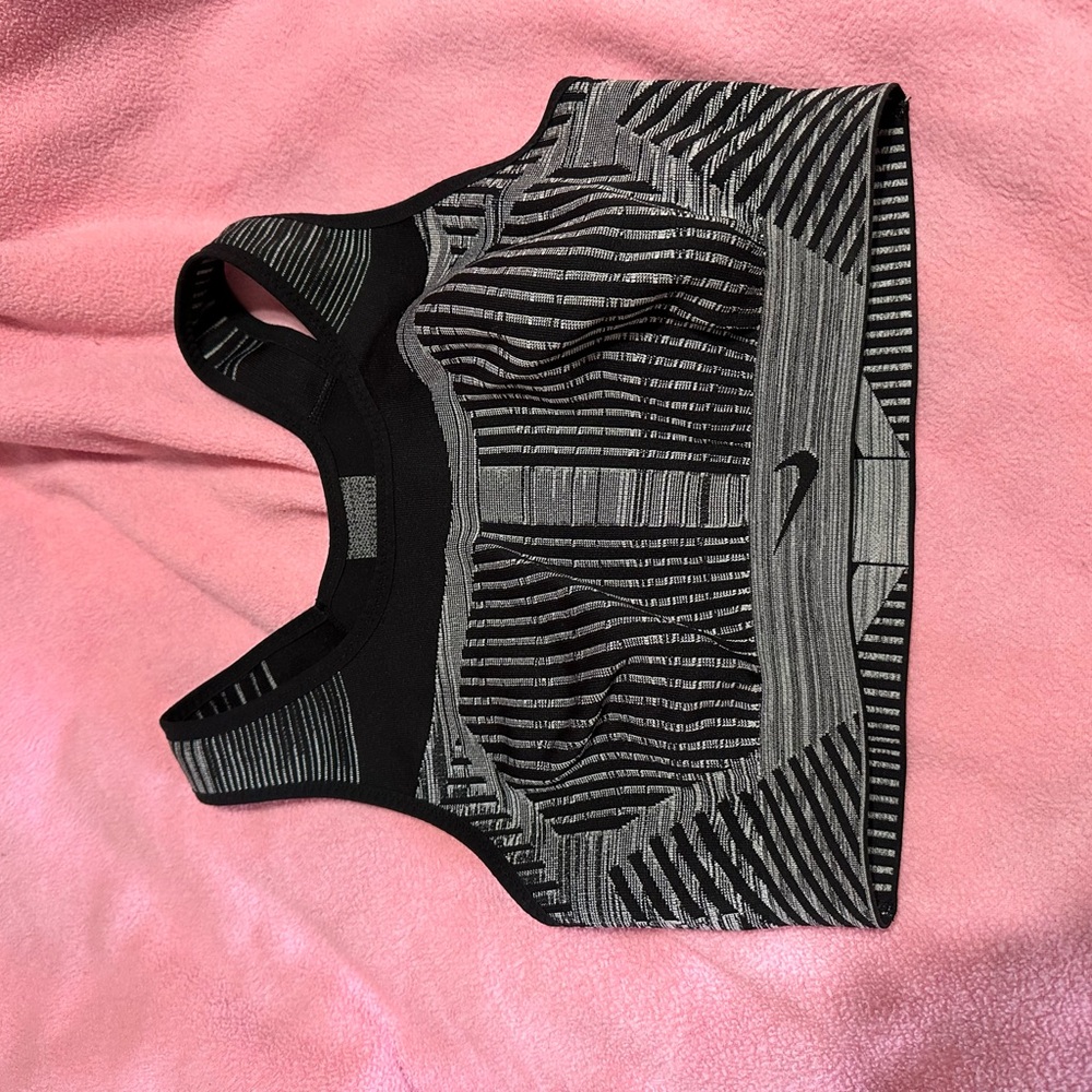 nike sports bra size medium